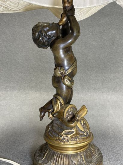 Lampe en bronze à décor de putti. 
H. :28...