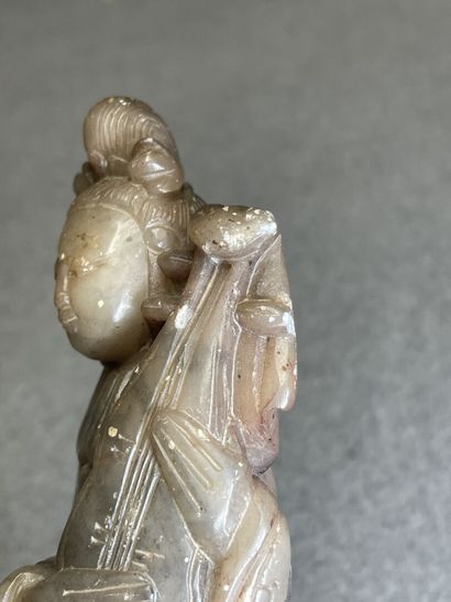 Musicienne en pierre dure sculptée. 
H. :15...