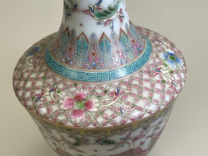 Vase en porcelaine à décor polychrome de...