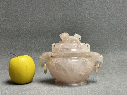 Pot couvert en quartz sculptée. 
Chine
13...