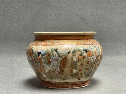 Cache pot ovale en faience de Satsuma à décor...