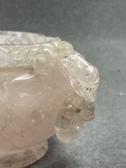 Pot couvert en quartz sculptée. 
Chine
13...