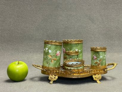 Service fumeur en porcelaine, monture pomponne.
Vers...