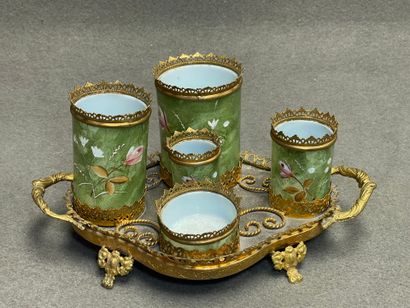 Service fumeur en porcelaine, monture pomponne.
Vers...