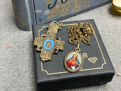 Lot religieux:
Cadre de table, bénitier,...