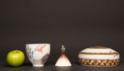 Bonbonnière en porcelaine, , petit pot couvert...