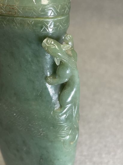 Vase couvert en pierre dure sculptée sur...