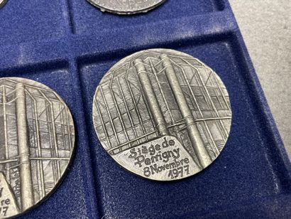 Lot de médailles et monnaies. 
D. : de 2,3...
