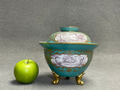 Bol couvert sur pied en porcelaine allemande...