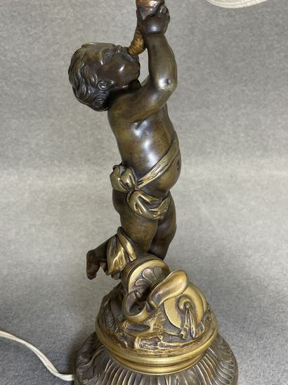 Lampe en bronze à décor de putti. 
H. :28...