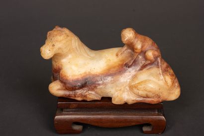 Singe sur le dos d'un cheval allongé. 
Sculpture...