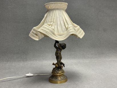 Lampe en bronze à décor de putti. 
H. :28...