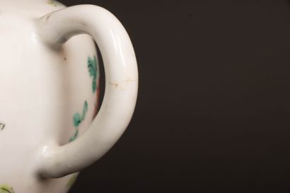 Théière en porcelaine de Chine et support...