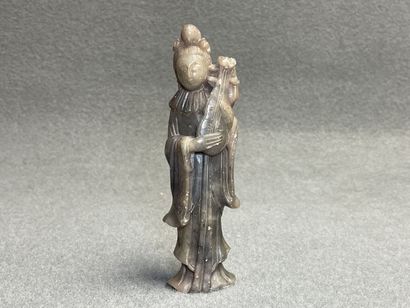 Musicienne en pierre dure sculptée. 
H. :15...