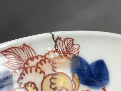 JAPON. 
Grand plat en porcelaine
D. :37 cm....