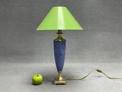 Lampe de salon piètement en métal émaillé....