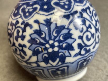 Deux vases en porcelaine de Chine. 
H. :10...