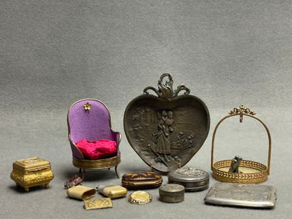 Lot de bibelots comprenant:
Coupe en bronze,...