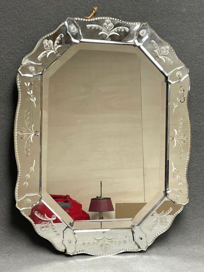 Miroir vénitien ovale.
67 x 51 cm.