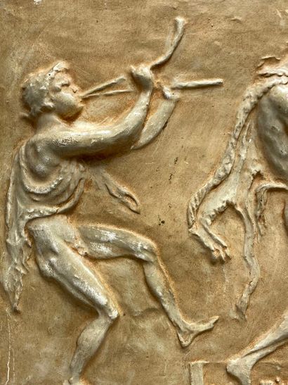 Paire de bas reliefs en platre d'après l'antique
33...