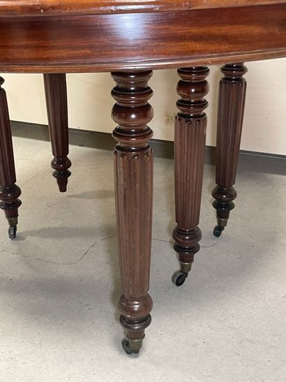 Table à six pieds en acajou et placage d'acajou.
Epoque...
