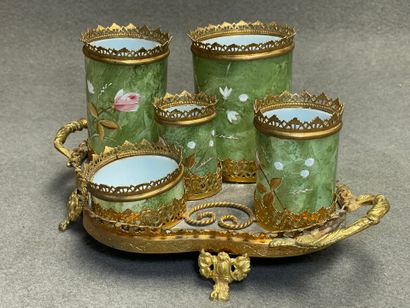 Service fumeur en porcelaine, monture pomponne.
Vers...