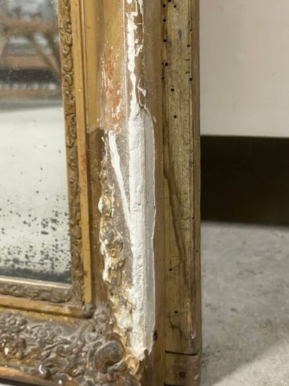 Trumeau en bois et stuc doré, orné d'une...