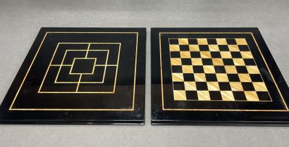Deux panneaux laqués ( dessus de table)
60...