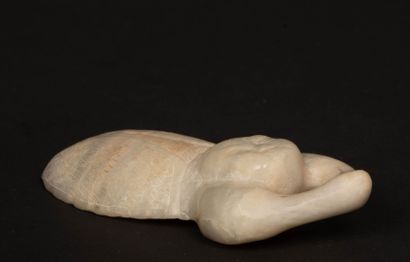 Scarabée à tête humaine en pierre dure sculptée....