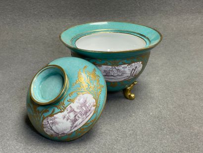 Bol couvert sur pied en porcelaine allemande...