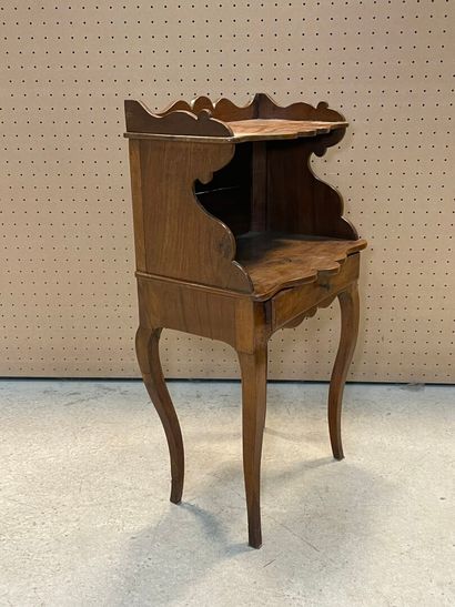 30
Chevet à un tiroir. 
79 x 42 x 27 cm.