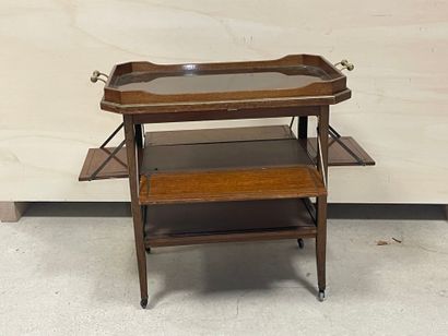 Table à thé anglaise, à volets. 
76 x 85...