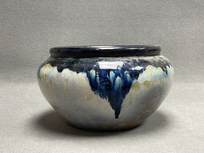 Grand cache pot en grès émaillé. 
H. :24...