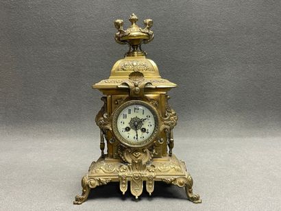 Pendule en bronze néo-renaissance. 
Fin XIX°
H....