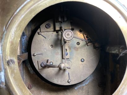 Pendule en bronze néo-renaissance. 
Fin XIX°
H....