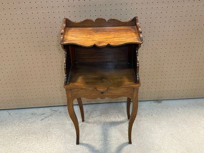 30
Chevet à un tiroir. 
79 x 42 x 27 cm.