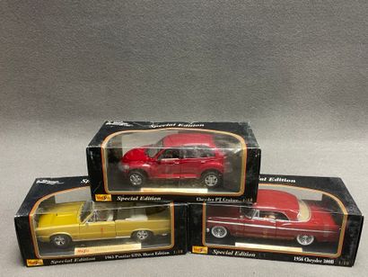 MAISTO.
Trois véhicules au 1/18ème en carton...