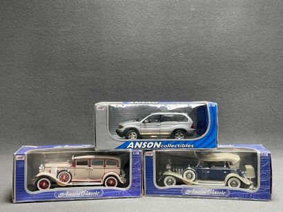 ANSON. 
Trois véhicules au 1/18ème en carton...