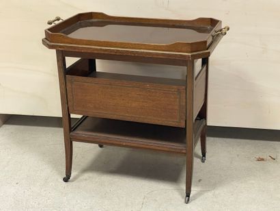 Table à thé anglaise, à volets. 
76 x 85...