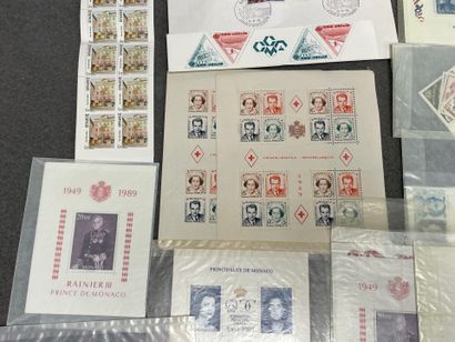 Lot de timbres de collection MONACO et écussons...