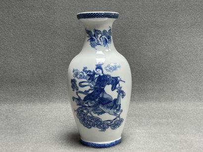 Vase en porcelaine de Chine. 
H. :35 cm.