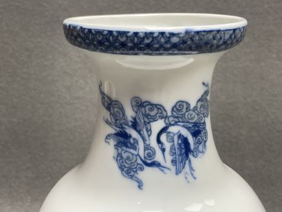 Vase en porcelaine de Chine. 
H. :35 cm.