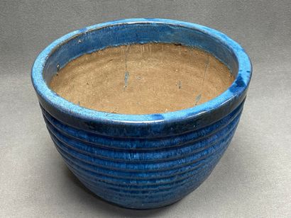 Jardinière en terre cuite émaillée bleu.
H:...