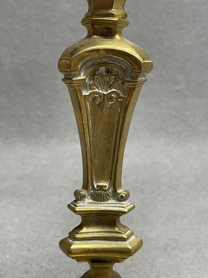 Paire de bougeoirs en bronze XVIII°. 
H....