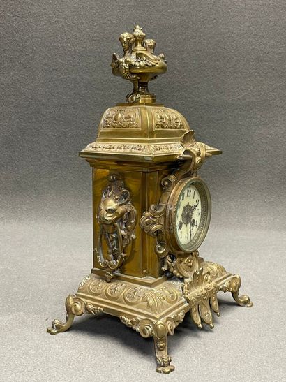 Pendule en bronze néo-renaissance. 
Fin XIX°
H....
