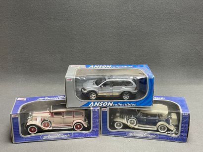 ANSON. 
Trois véhicules au 1/18ème en carton...