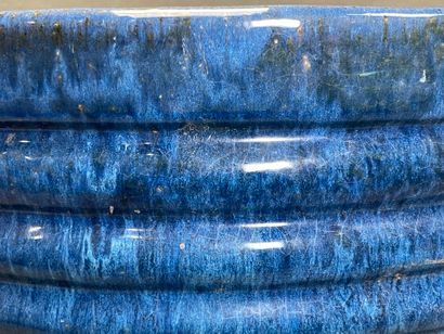 Jardinière en terre cuite émaillée bleu.
H:...