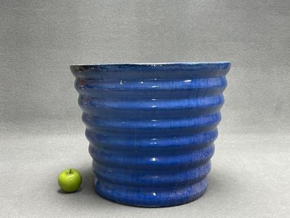Jardinière en terre cuite émaillée bleu.
H:...