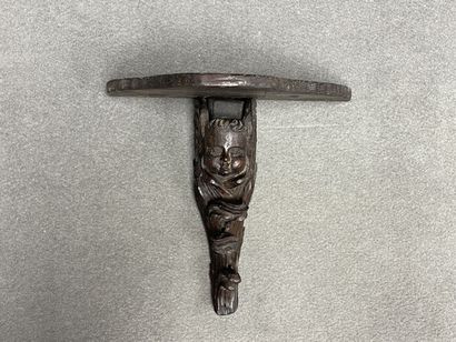 Petite console d'applique en chêne sculpté...