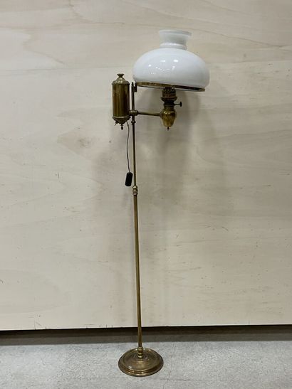 Lampadaire à pétrole en laiton transformée...